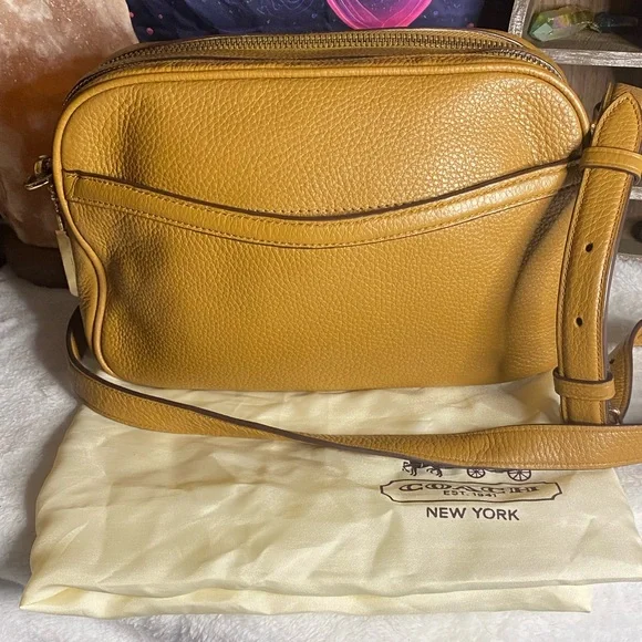 Coach Mustard Yellow Leather Crossbody Bag with Classic Design - Picture 5 of 9